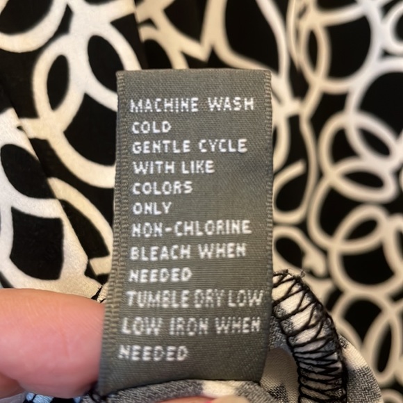 ๐2 Items for $15๐ Chaus Black & White Deep V Top Small - Picture 8 of 8